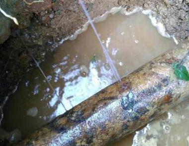 霍林郭勒楼顶渗水维修公司分享下地暖漏水的原因及检测方法。